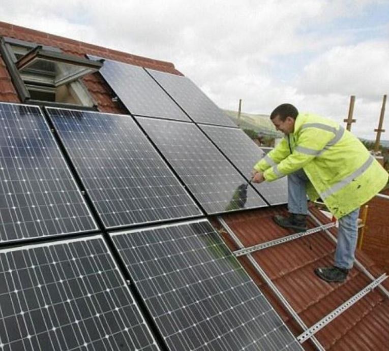 Instalando paneles solares Instalando paneles solares